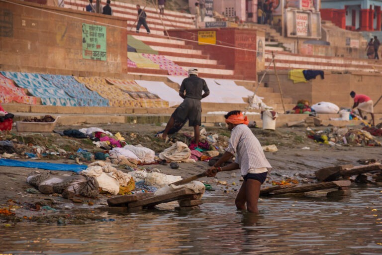 Wäscher am Ganges in Varanasi