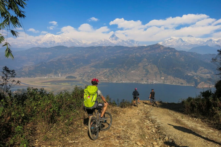 Über dem Phewa-See in Pokhara