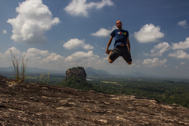 Freudensprung vor dem Sigiriya Rock