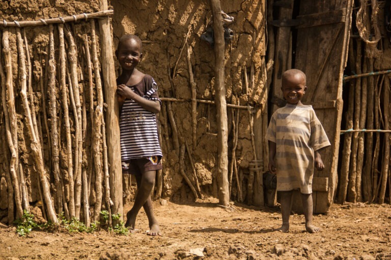 Kinder im Massai Dorf