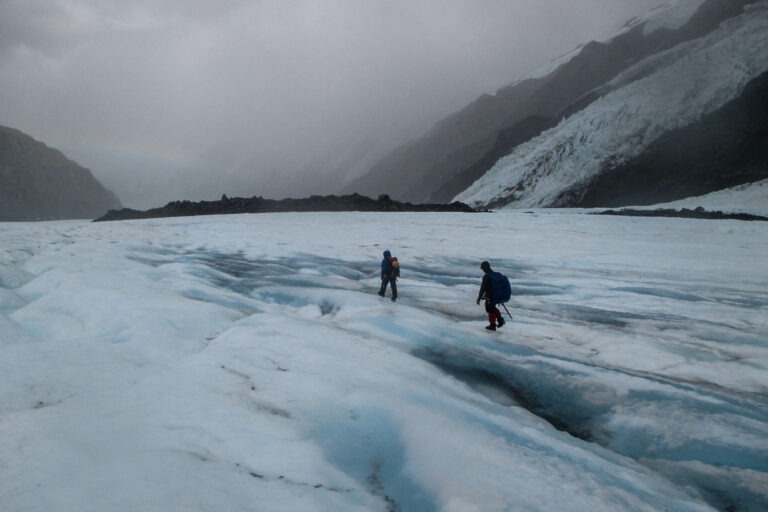 Im Regen über den Tasman-Gletscher